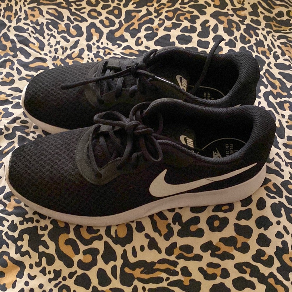 Nike Womens Tanjun Running Shoes